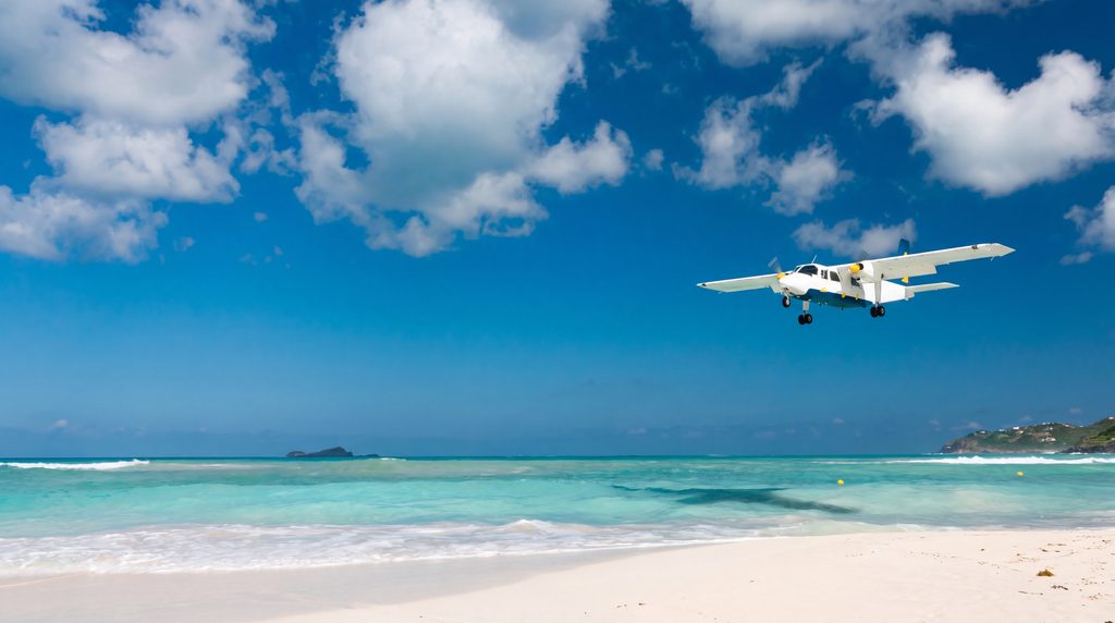 Avion en approche au-dessus d’une plage de Saint-Barth dans les Caraïbes