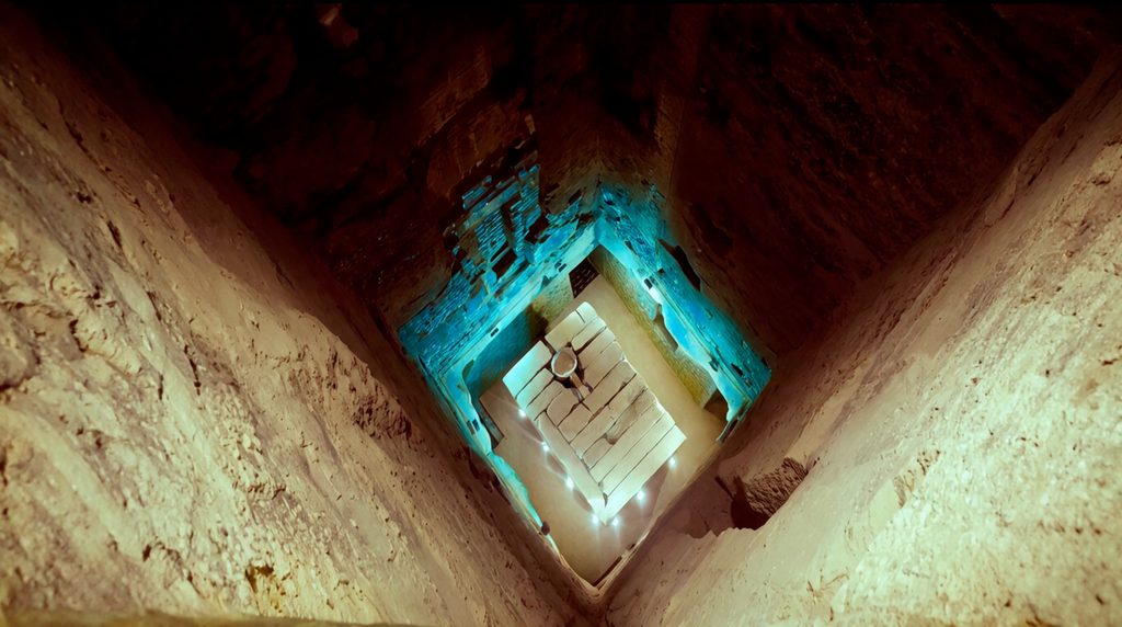 Galerie souterraine de la pyramide à degrés de Saqqara aux décors de faïence bleue