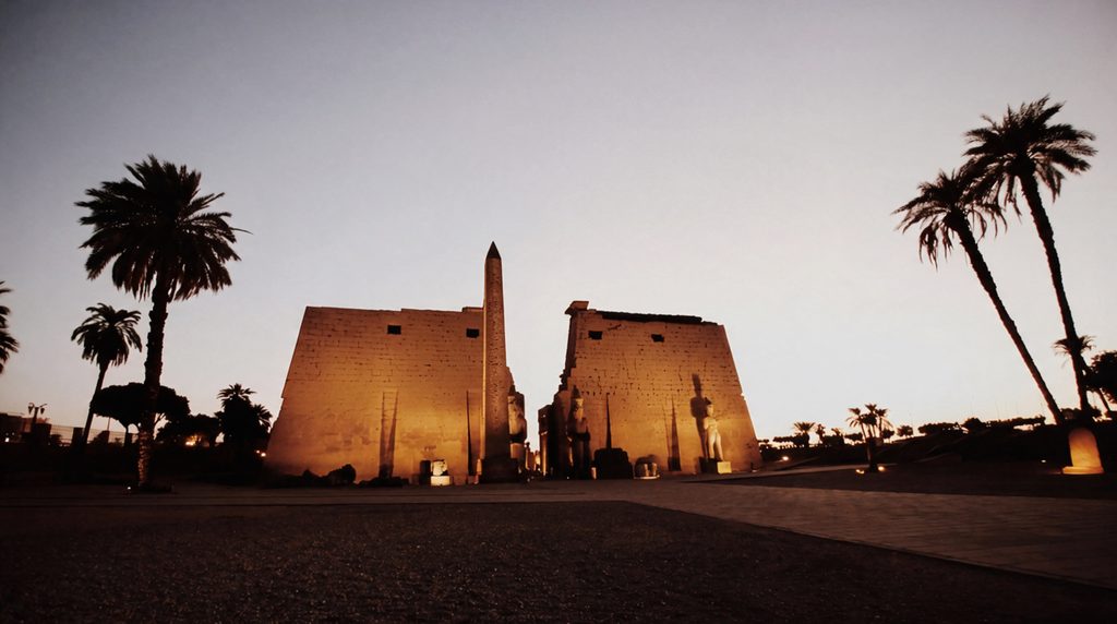 Temple de Louxor illuminé au crépuscule, sans visiteurs, en Égypte
