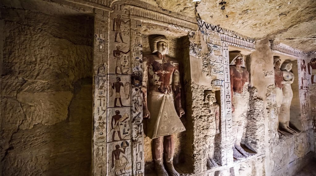 Intérieur de la tombe de Wahtye à Saqqara avec reliefs sculptés et statues peintes