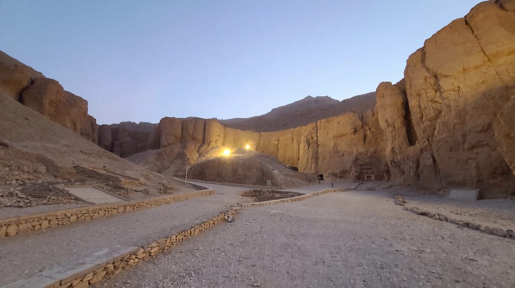 Vallée des Rois au crépuscule, dans les montagnes de la rive ouest de Louxor